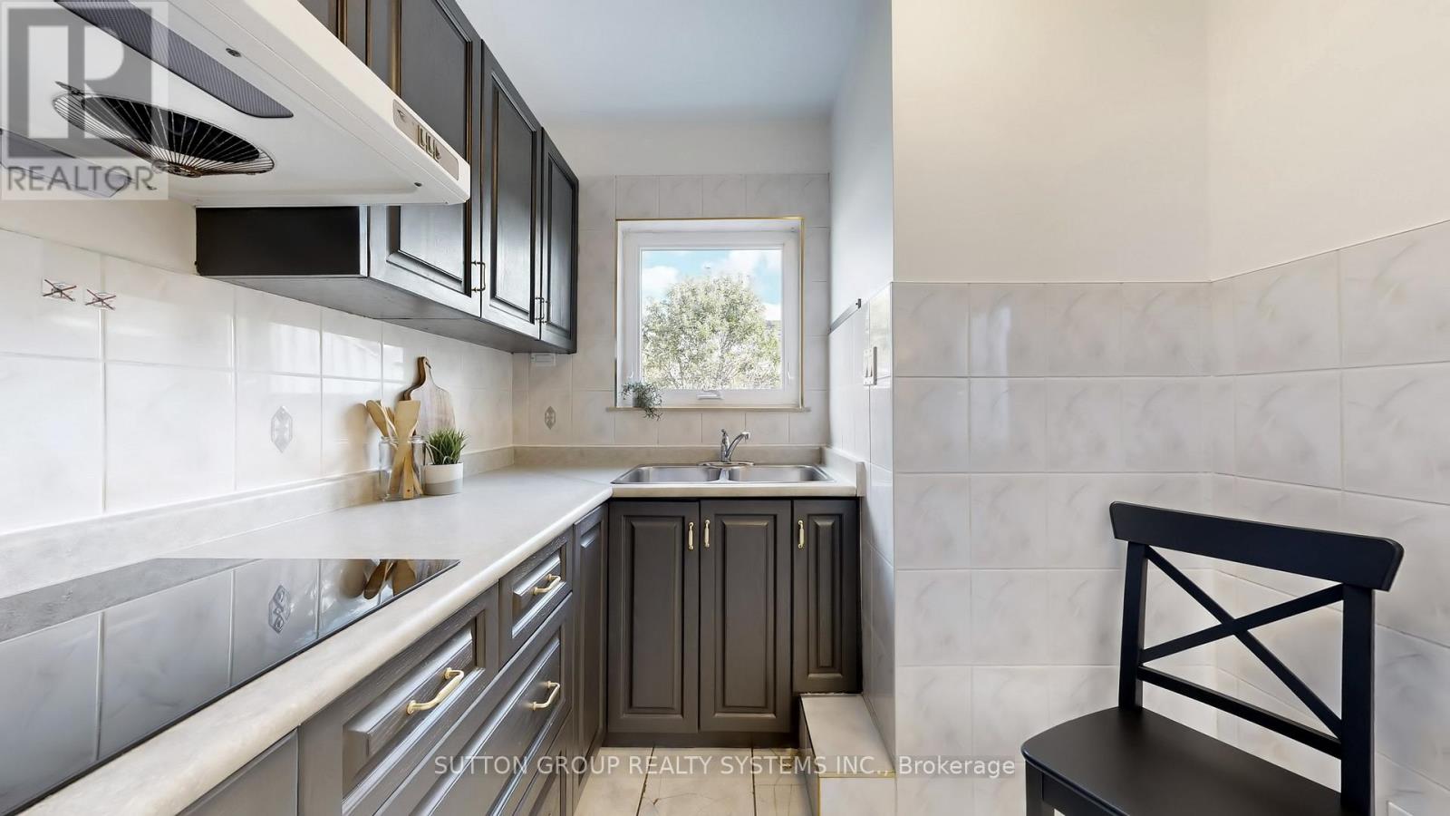 19 Montcalm Avenue, Toronto, Ontario  M6E 4N5 - Photo 9 - W12483000