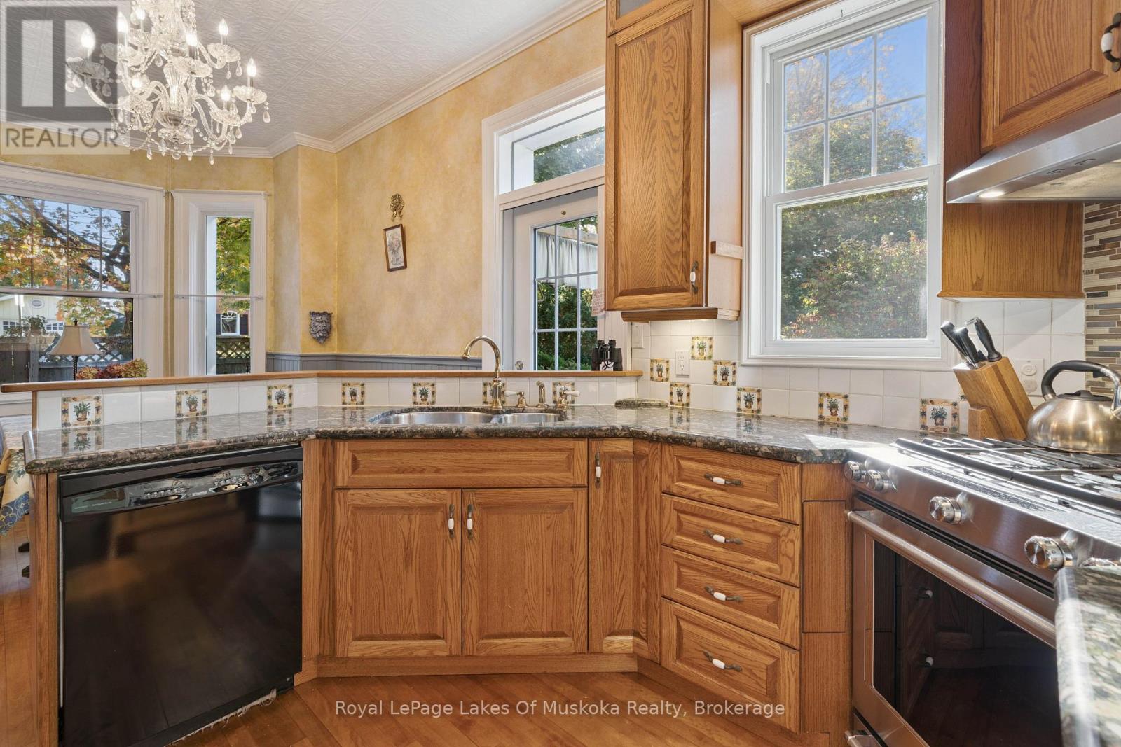 86 Quebec Street, Bracebridge (Macaulay), Ontario  P1L 2A4 - Photo 11 - X12444331