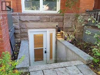LOWER - 129 WALMER ROAD, Toronto, Ontario