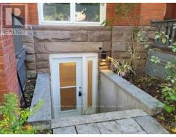 LOWER - 129 WALMER ROAD, Toronto, Ontario