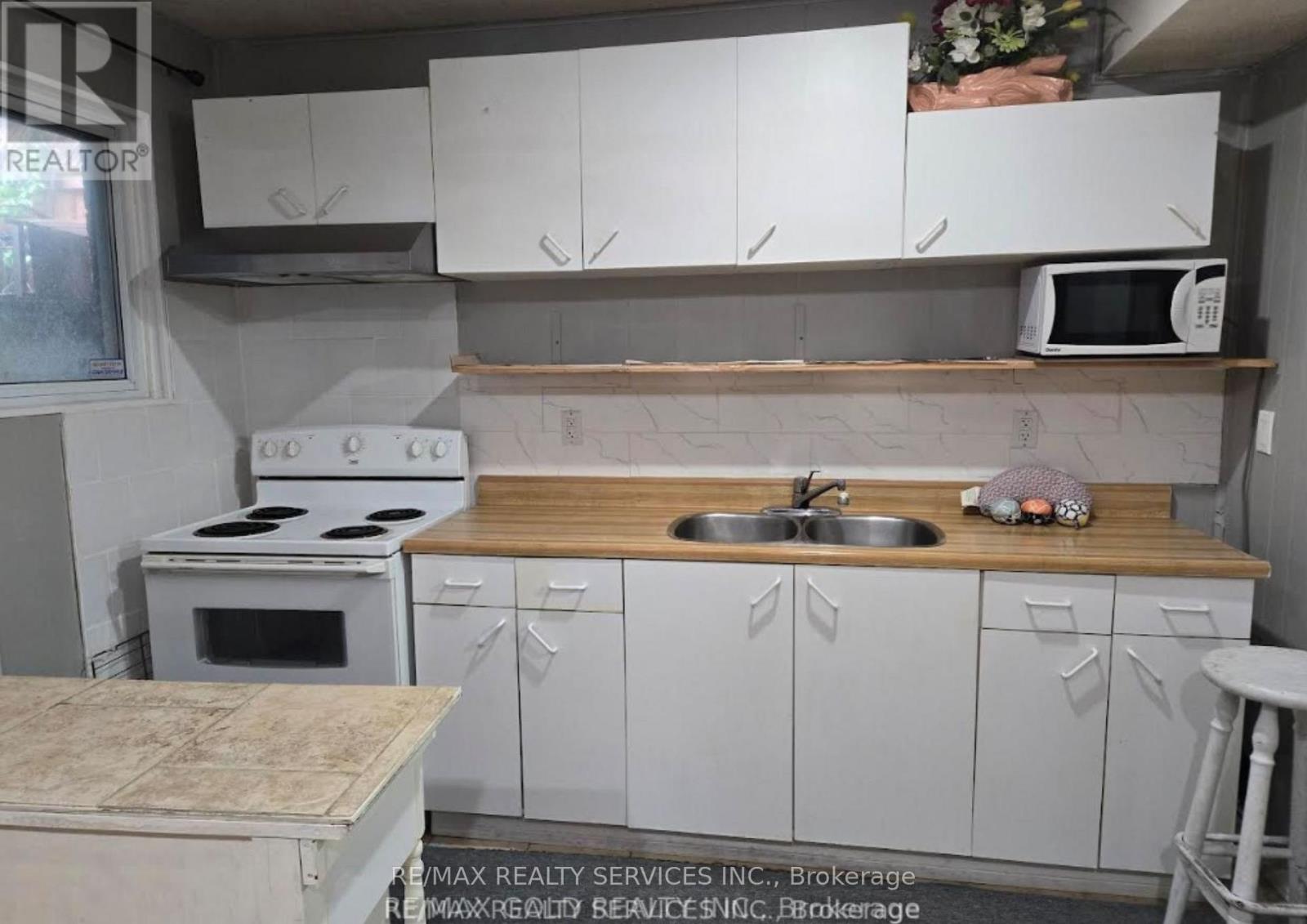 38 Carter Drive, Brampton, Ontario  L6V 3N5 - Photo 2 - W12482926