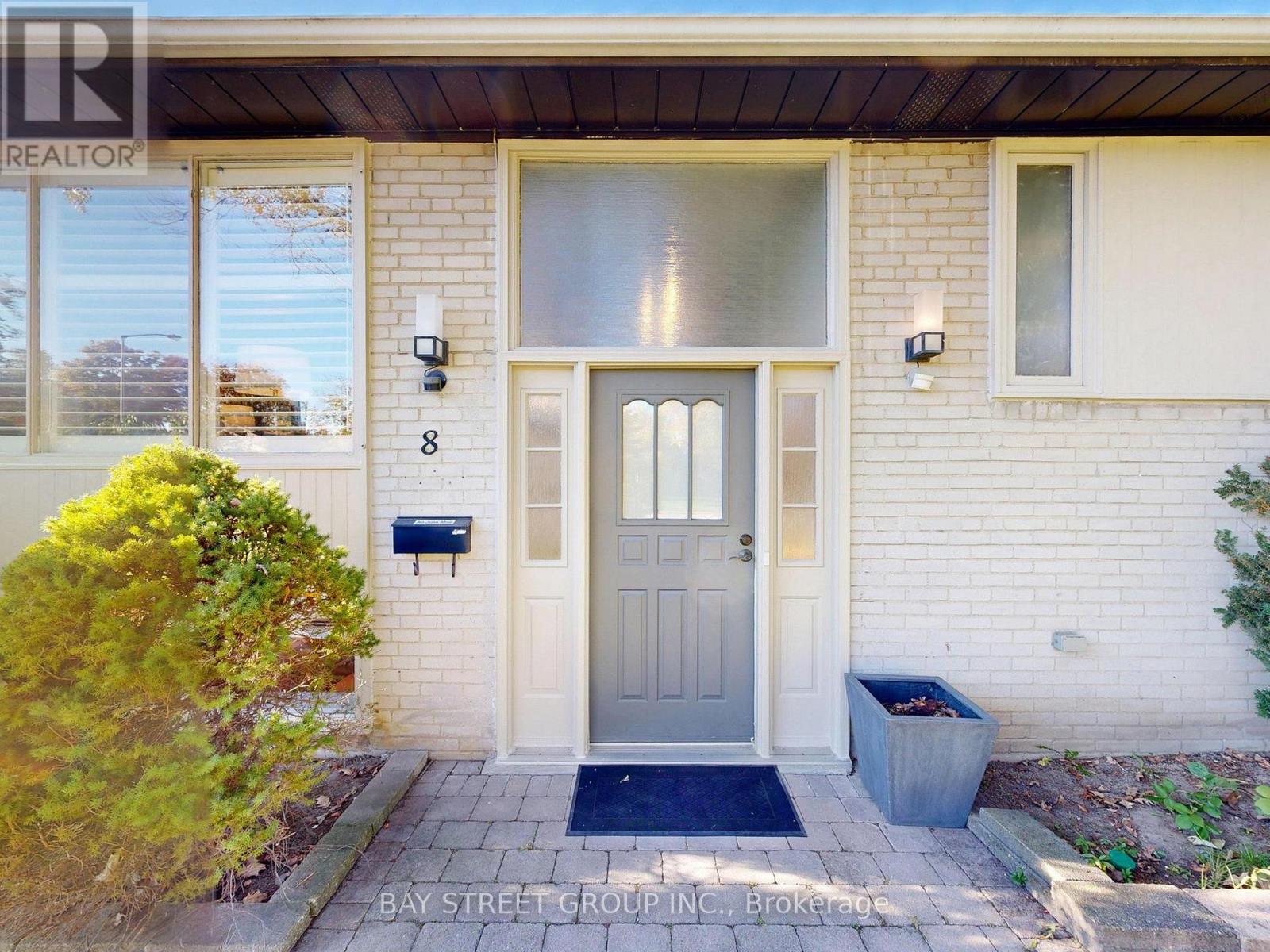 8 Overton Crescent, Toronto, Ontario  M3B 2V2 - Photo 3 - C12483025