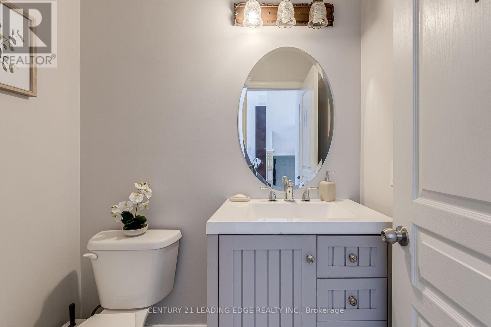 Upper - 102 Mactier Drive, Vaughan, Ontario  L4H 4T9 - Photo 13 - N12483038