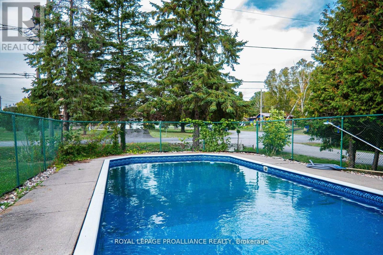 16 Country Club Drive, Quinte West, Ontario  K8R 1A1 - Photo 10 - X12483063