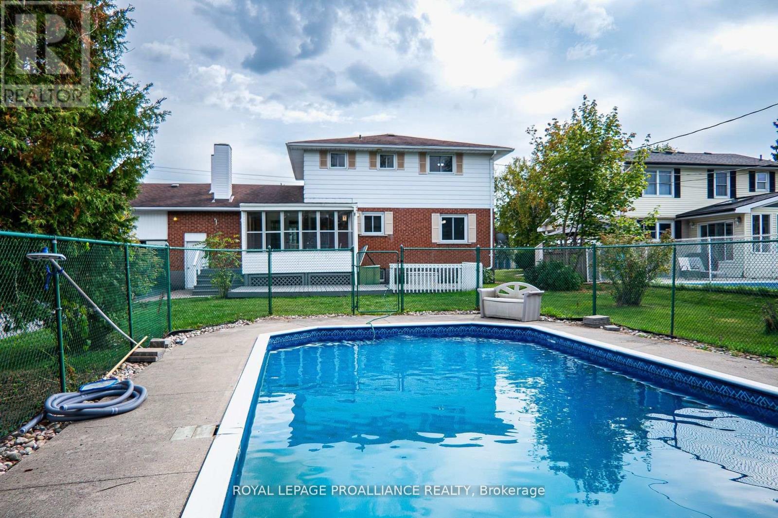 16 Country Club Drive, Quinte West, Ontario  K8R 1A1 - Photo 11 - X12483063