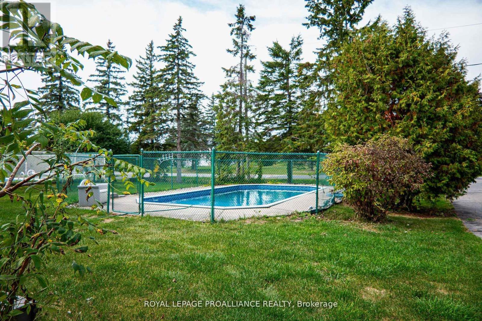 16 Country Club Drive, Quinte West, Ontario  K8R 1A1 - Photo 12 - X12483063