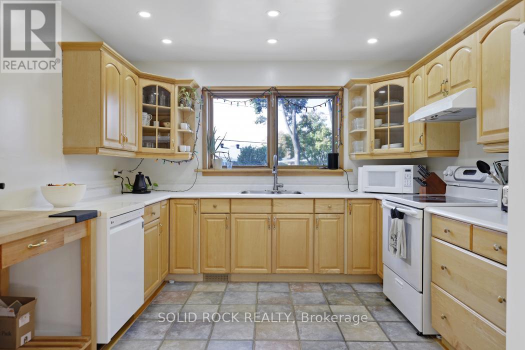 2 - 1776 Ainsley Drive, Ottawa, Ontario  K2C 0T2 - Photo 11 - X12483097