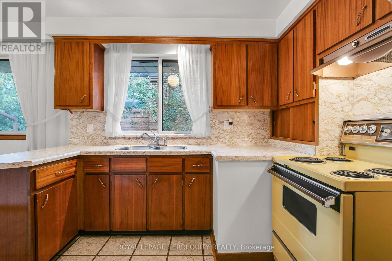9 Larchmere Avenue, Toronto, Ontario  M9L 2N2 - Photo 10 - W12483013