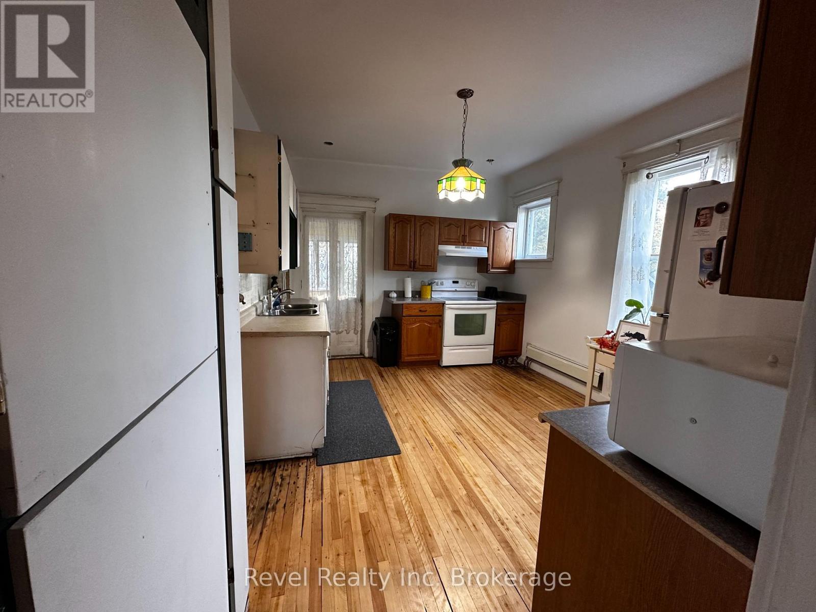 551 First Avenue E, North Bay, Ontario P1B 1K5 - Photo 10 - X12483065