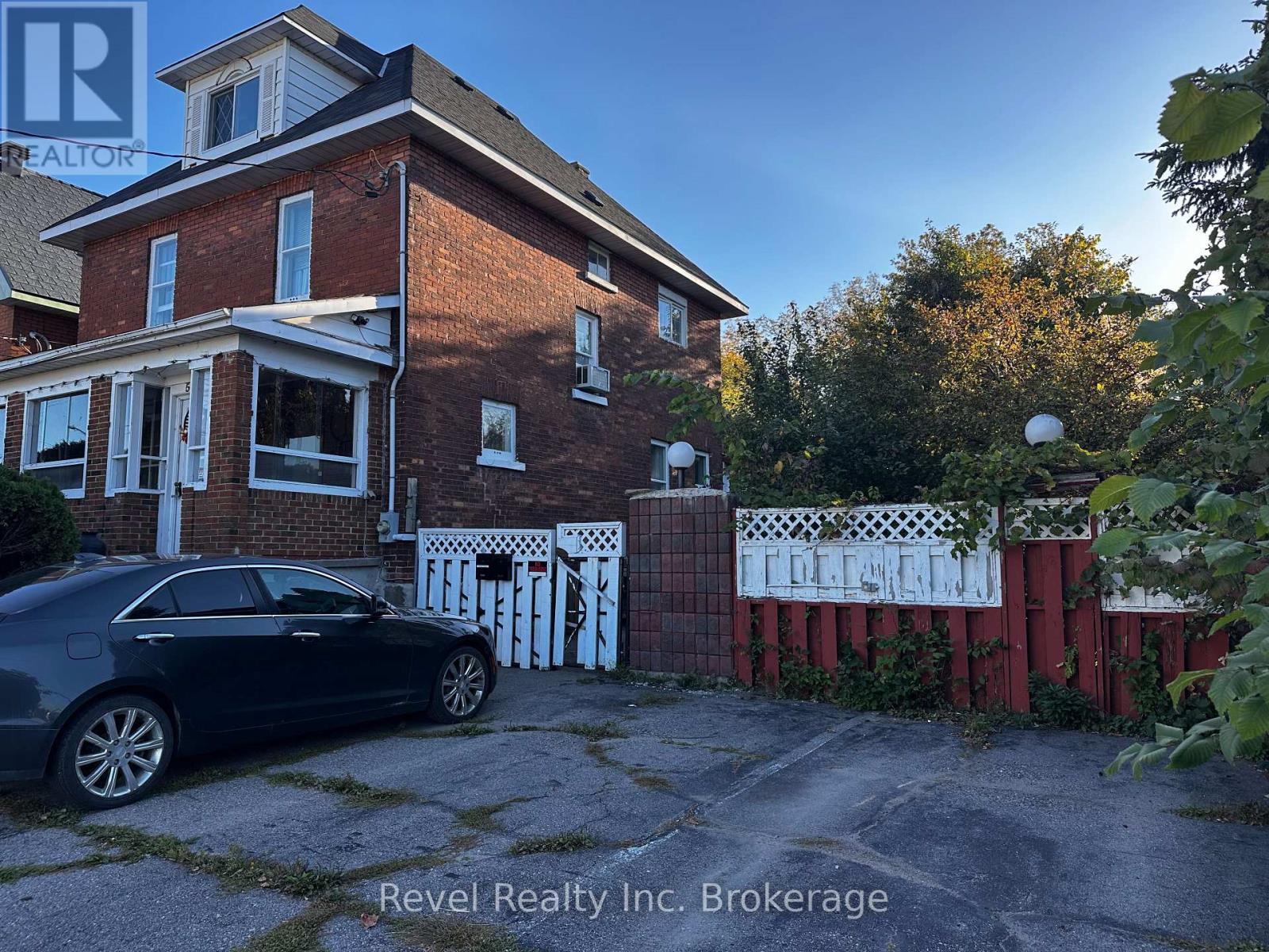 551 First Avenue E, North Bay, Ontario P1B 1K5 - Photo 3 - X12483065