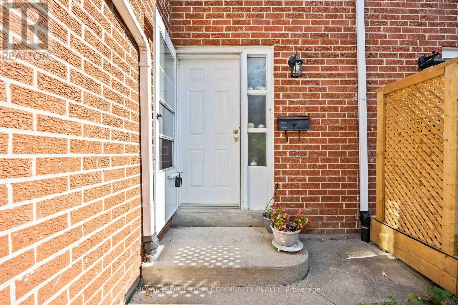 22 Porterfield Crescent, Markham, Ontario  L3T 4S7 - Photo 3 - N12483101