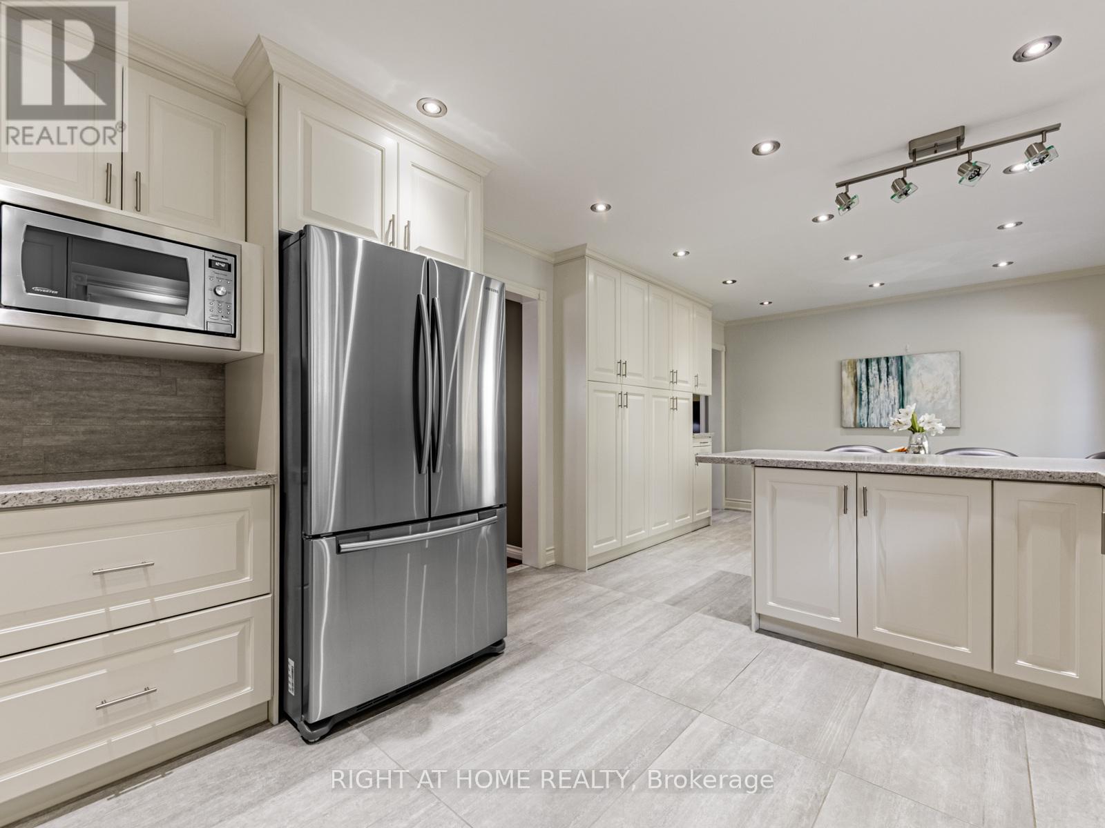 10 Rodeo Drive, Vaughan, Ontario  L4J 4X9 - Photo 11 - N12483103