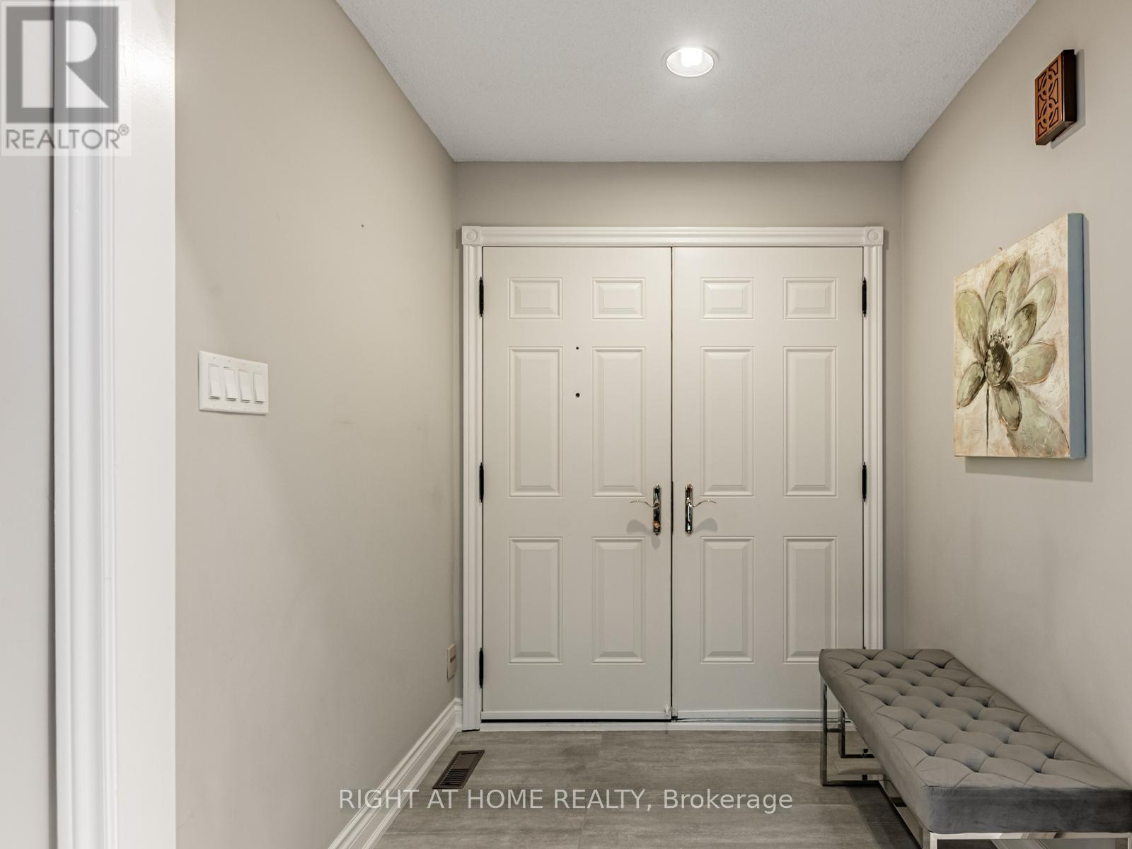 10 Rodeo Drive, Vaughan, Ontario  L4J 4X9 - Photo 4 - N12483103