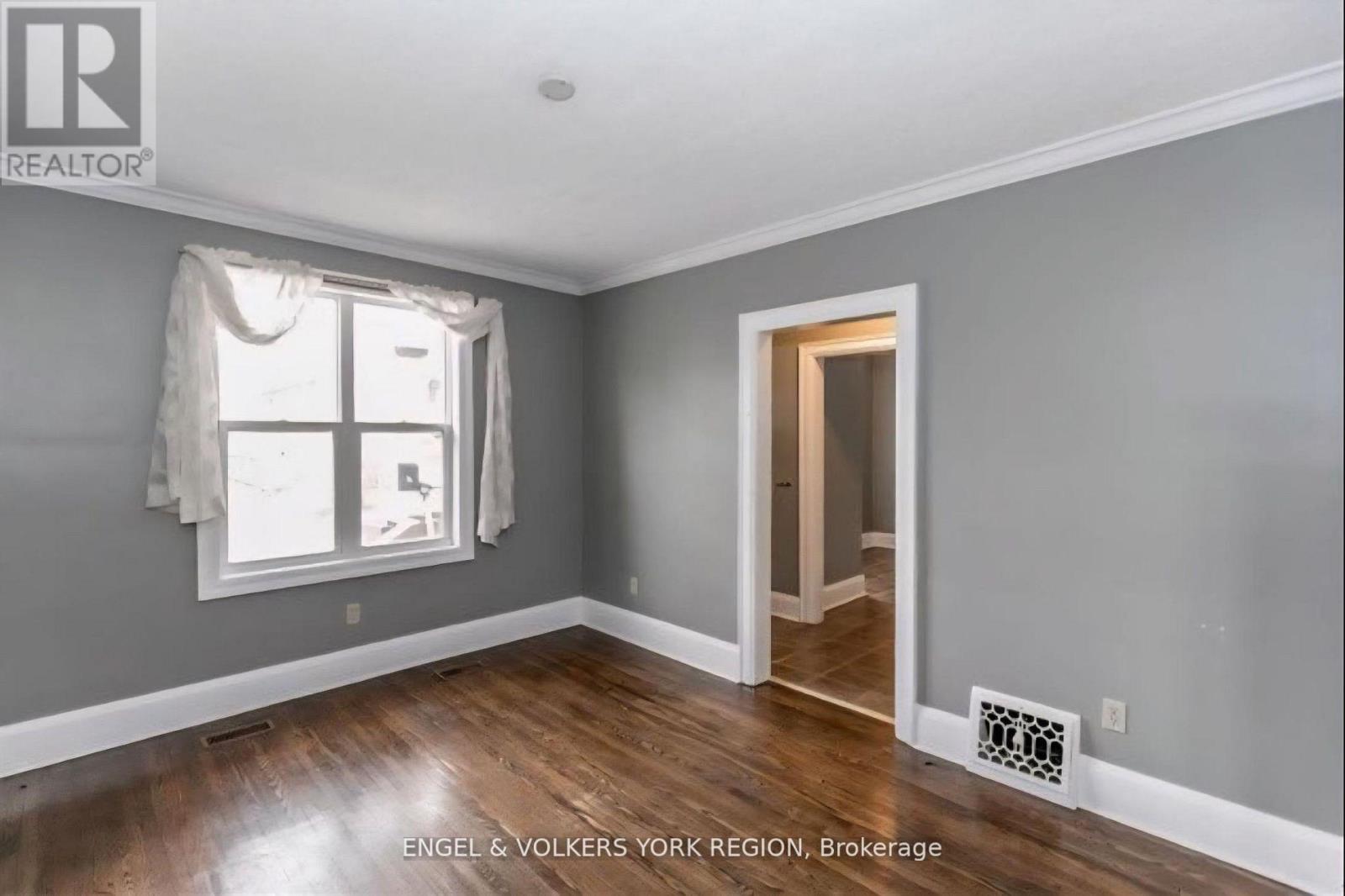 23 Lount Street, Barrie, Ontario  L4M 3E3 - Photo 3 - S12483062