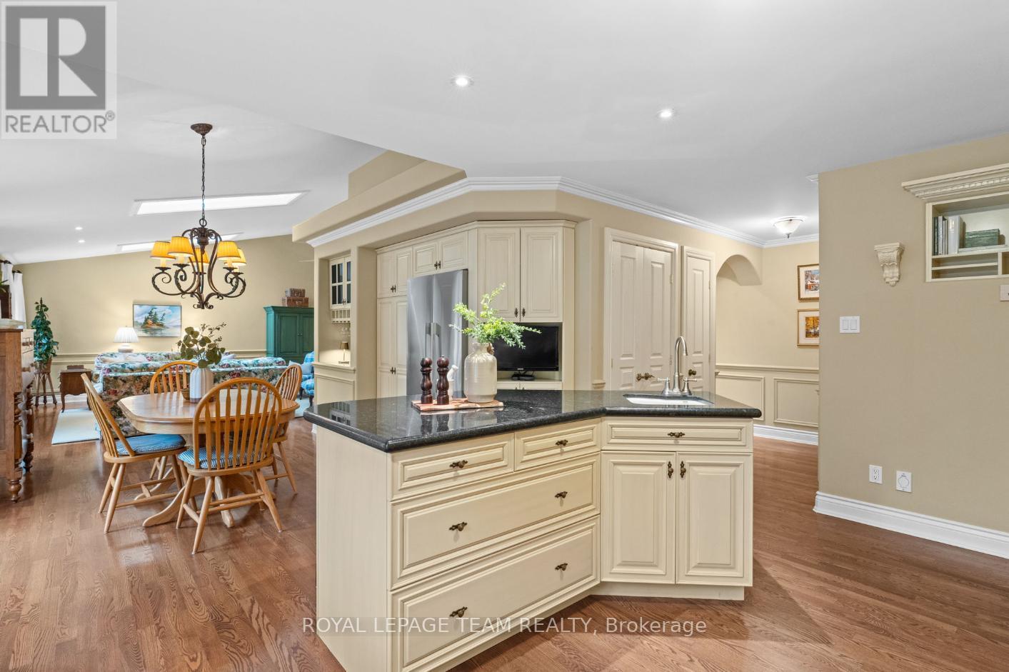 6437 Waddion Drive, Ottawa, Ontario  K4P 1E7 - Photo 11 - X12483163