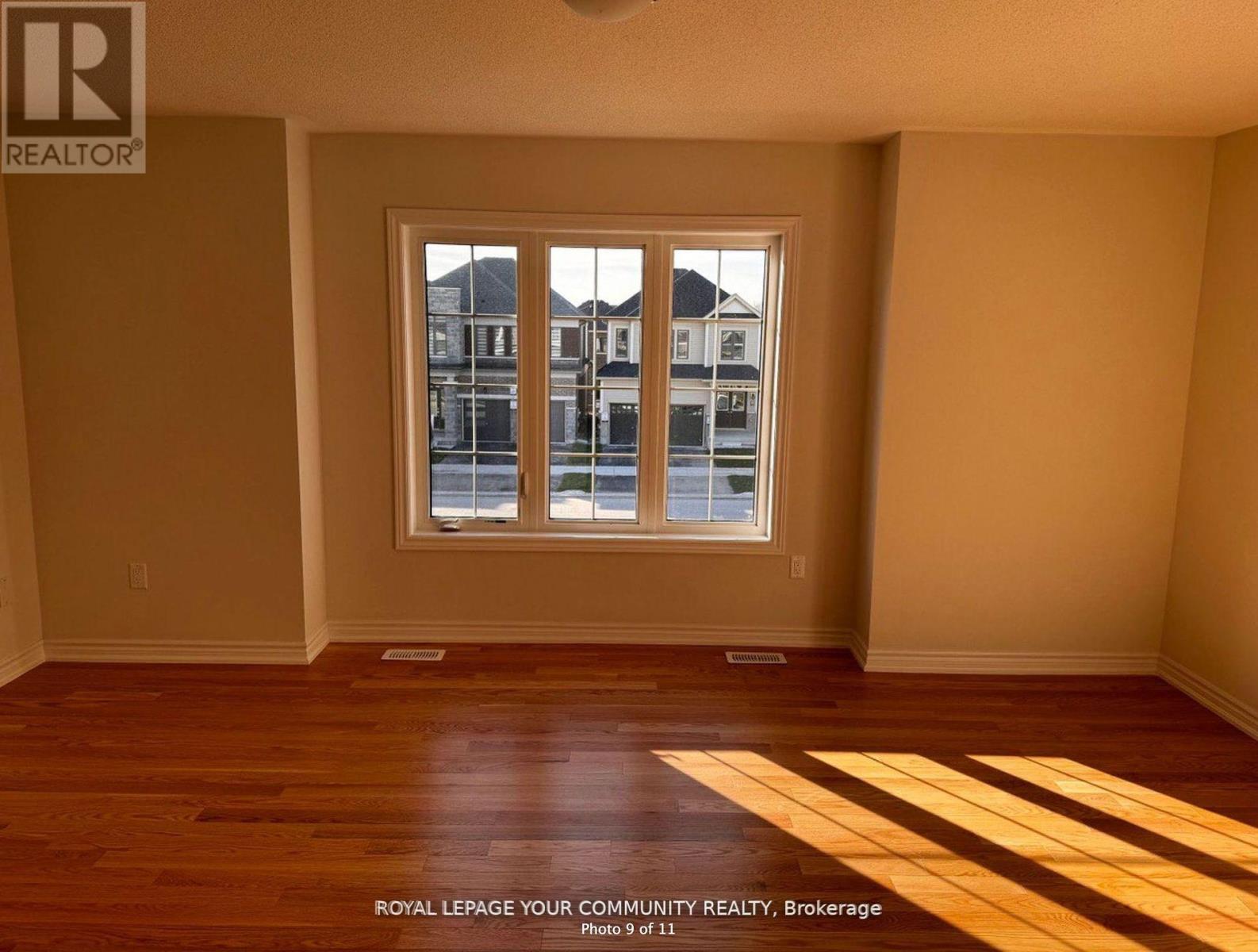 154 Terry Fox Drive, Barrie, Ontario  L9S 2Z8 - Photo 5 - S12450707