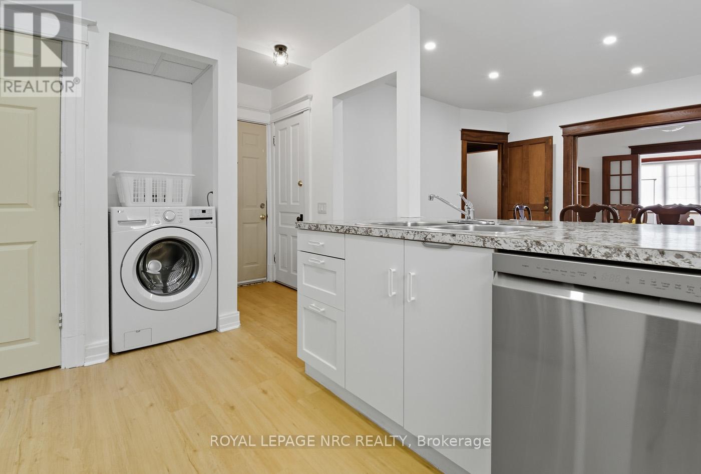 105 Lake Street, St. Catharines (Downtown), Ontario  L2R 5X7 - Photo 14 - X12483117