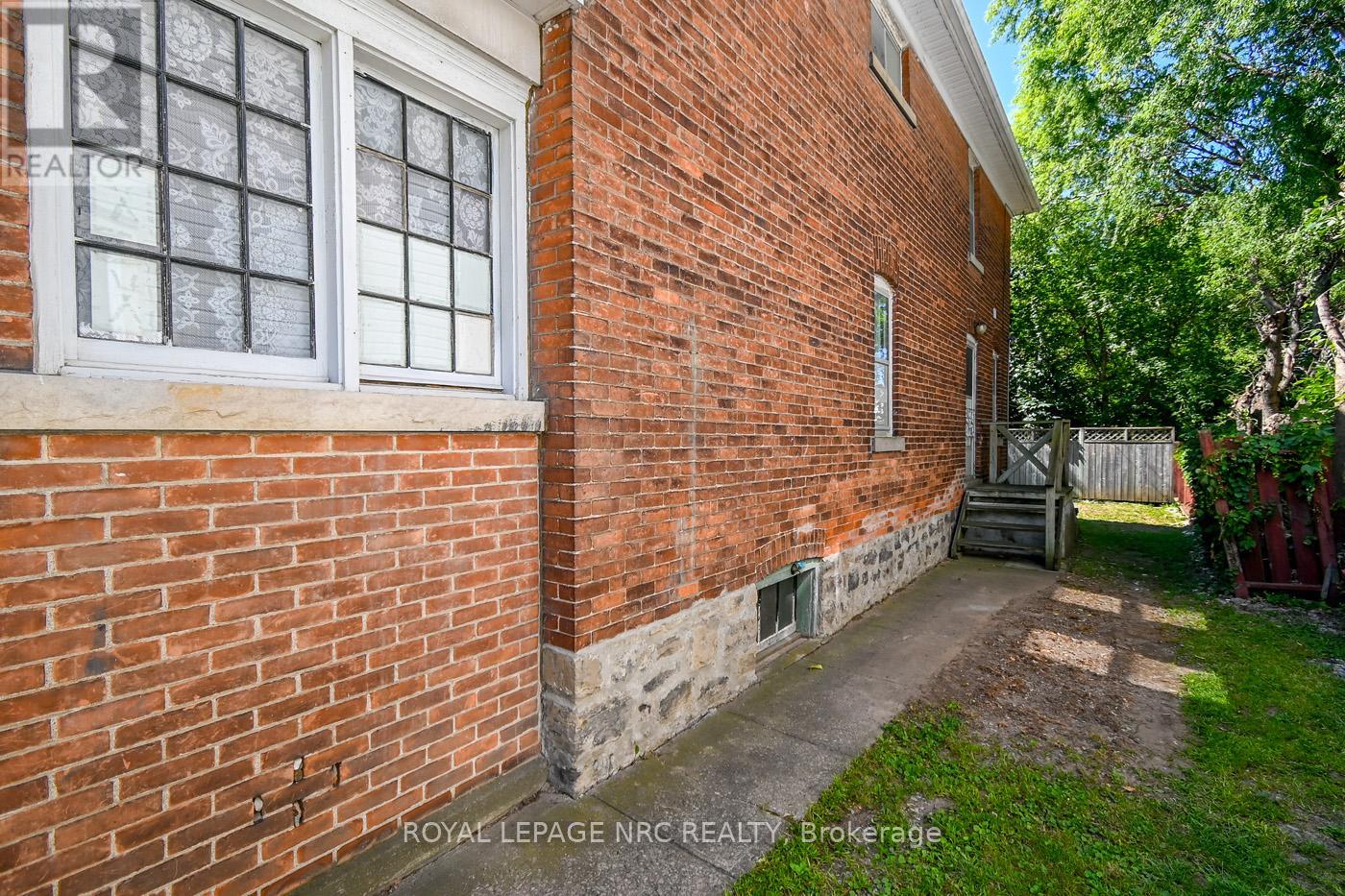 105 Lake Street, St. Catharines (Downtown), Ontario  L2R 5X7 - Photo 4 - X12483117