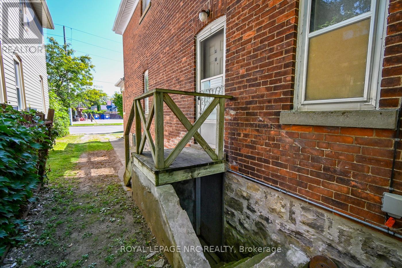 105 Lake Street, St. Catharines (Downtown), Ontario  L2R 5X7 - Photo 5 - X12483117