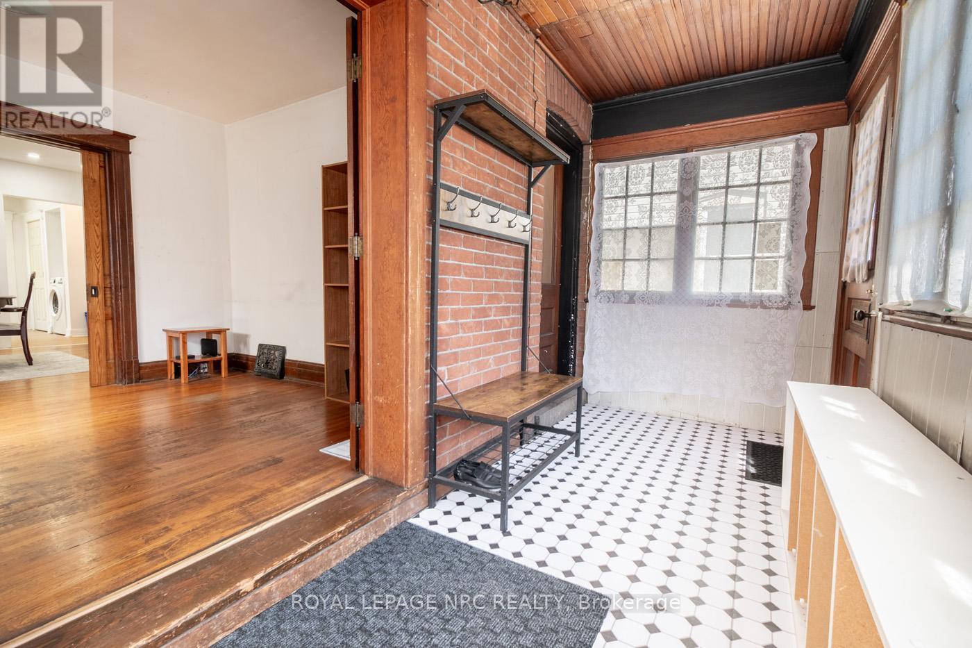 105 Lake Street, St. Catharines (Downtown), Ontario  L2R 5X7 - Photo 8 - X12483117