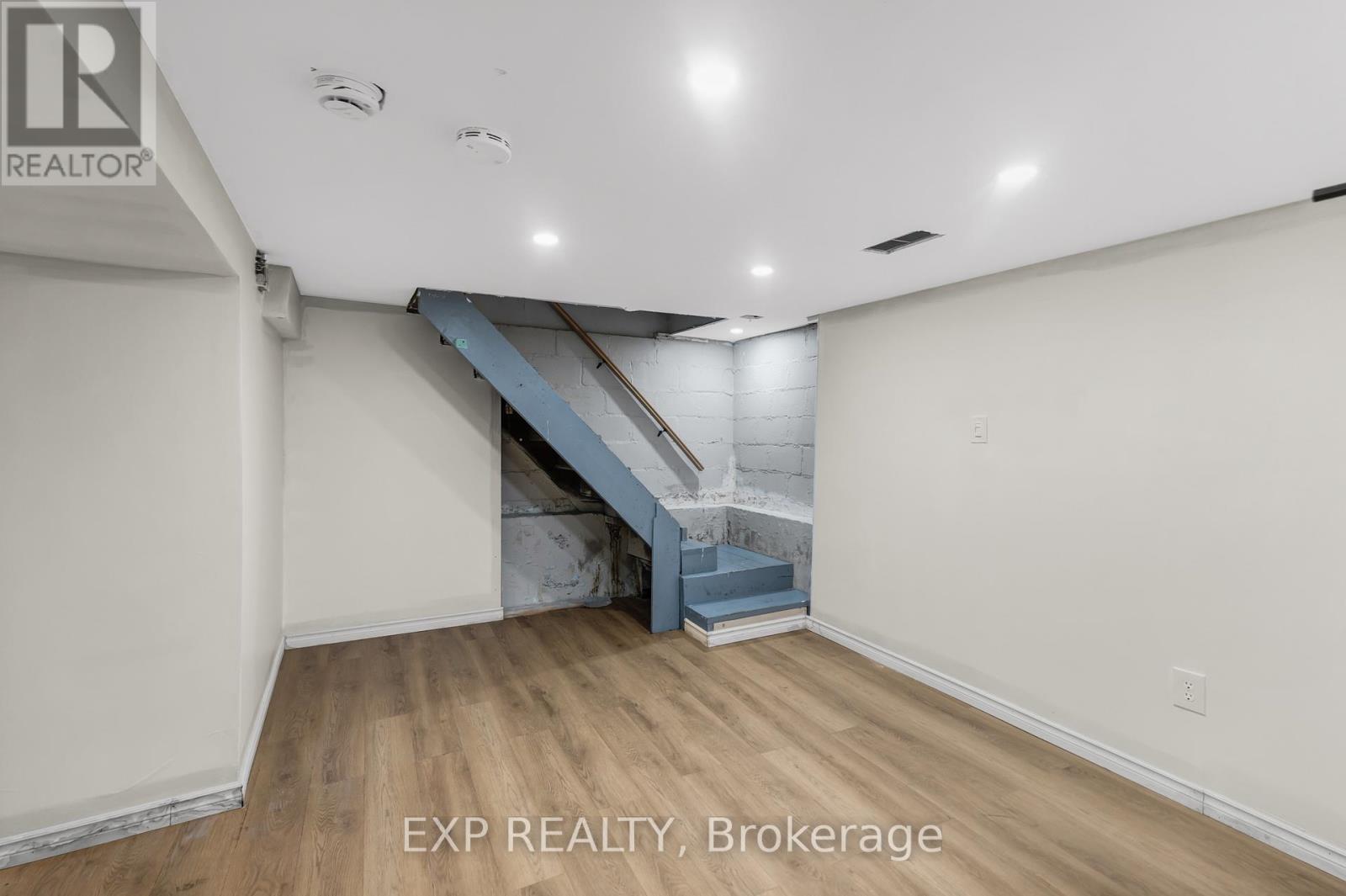 118 Mountville Avenue, Hamilton, Ontario  L9A 1E4 - Photo 17 - X12483055