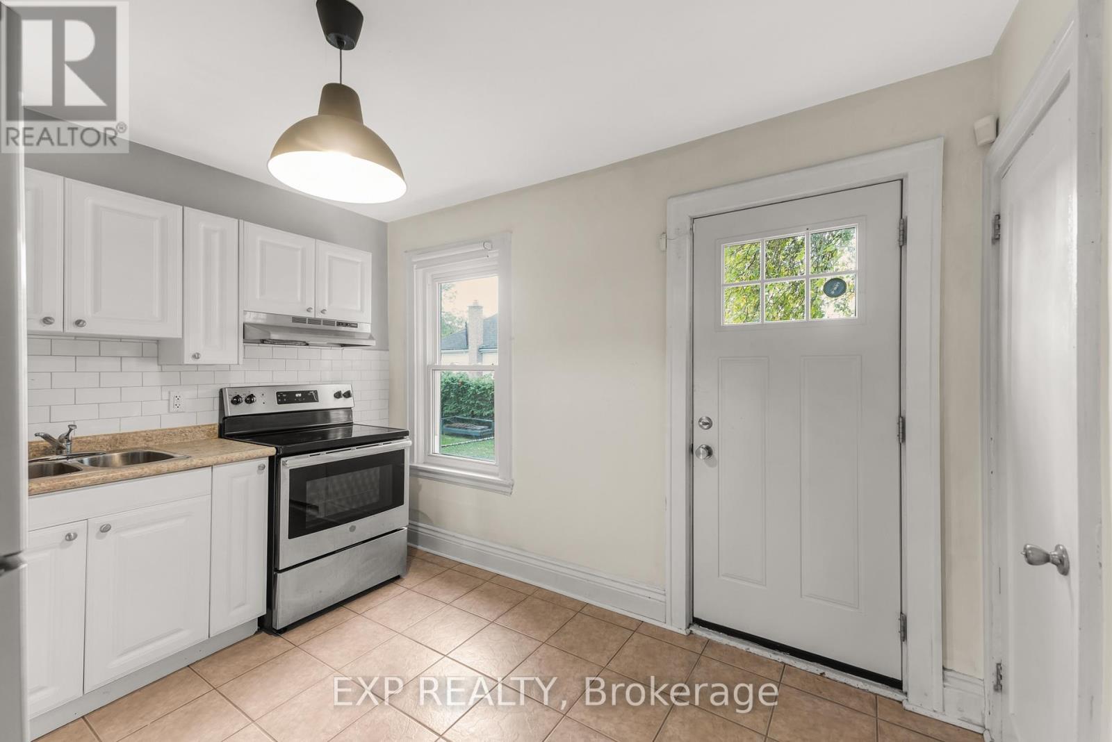 118 Mountville Avenue, Hamilton, Ontario  L9A 1E4 - Photo 6 - X12483055