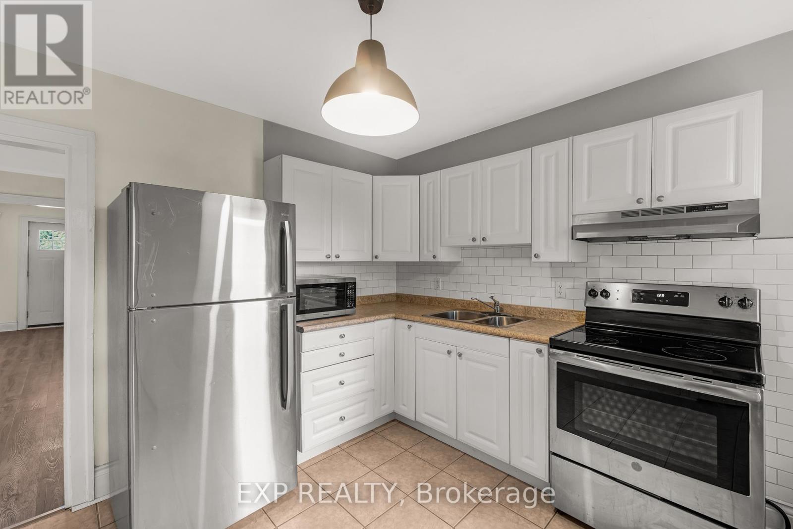 118 Mountville Avenue, Hamilton, Ontario  L9A 1E4 - Photo 8 - X12483055