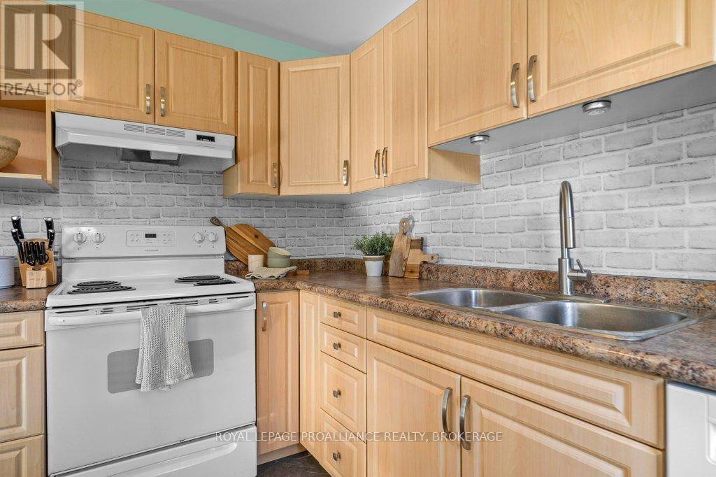 208 Westbury Avenue, Loyalist, Ontario  K0H 1G0 - Photo 12 - X12483270