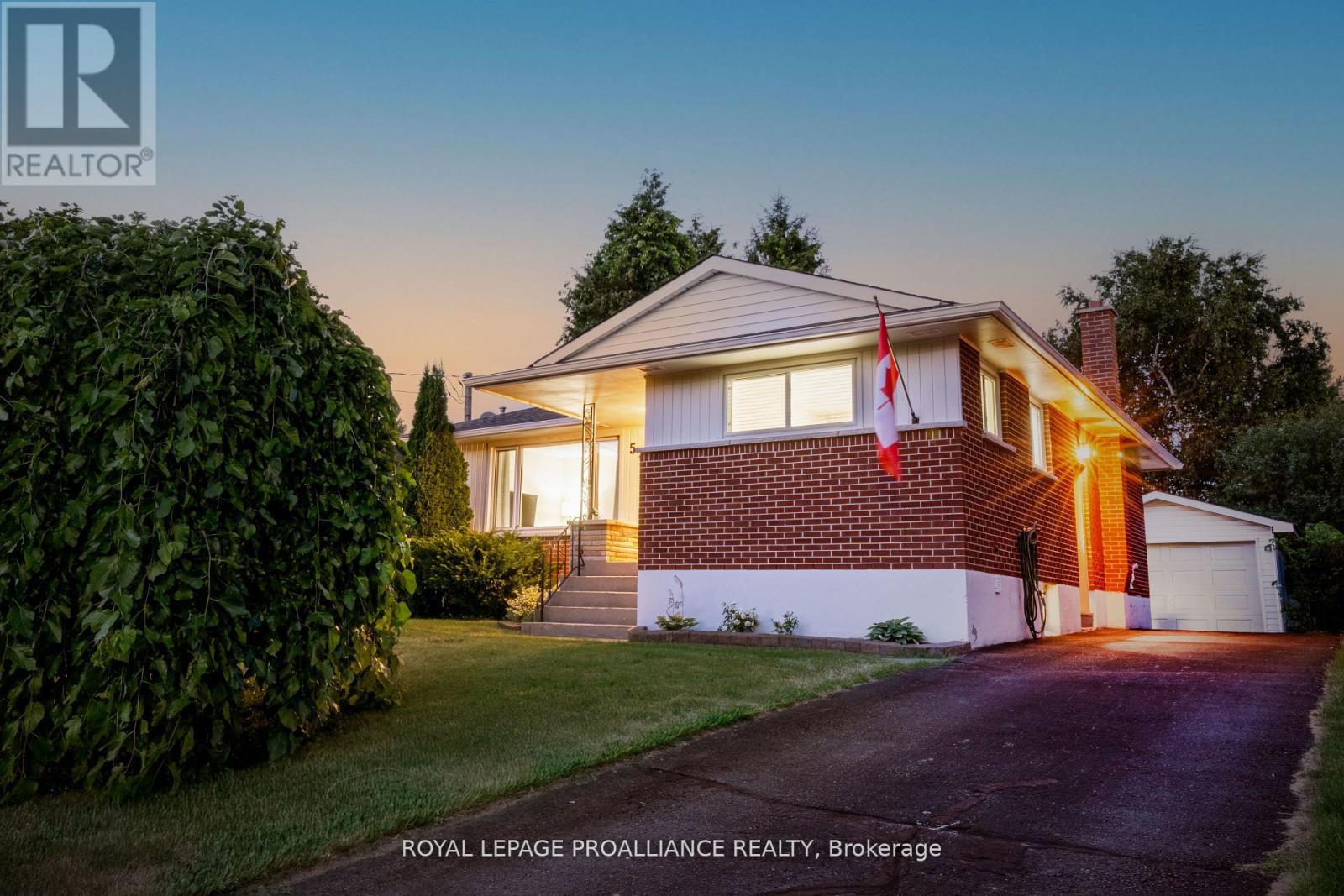 556 Sinclair Street, Cobourg, Ontario  K9A 2Y7 - Photo 4 - X12483275