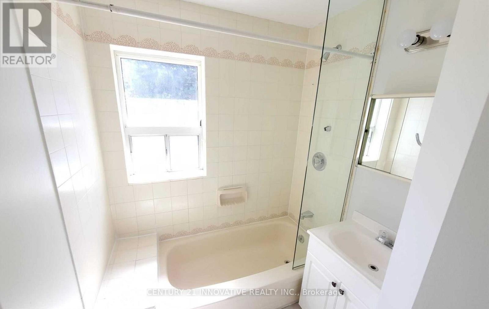 Main - 3 Calderon Crescent Crescent, Toronto, Ontario  M2R 2E4 - Photo 13 - C12483150