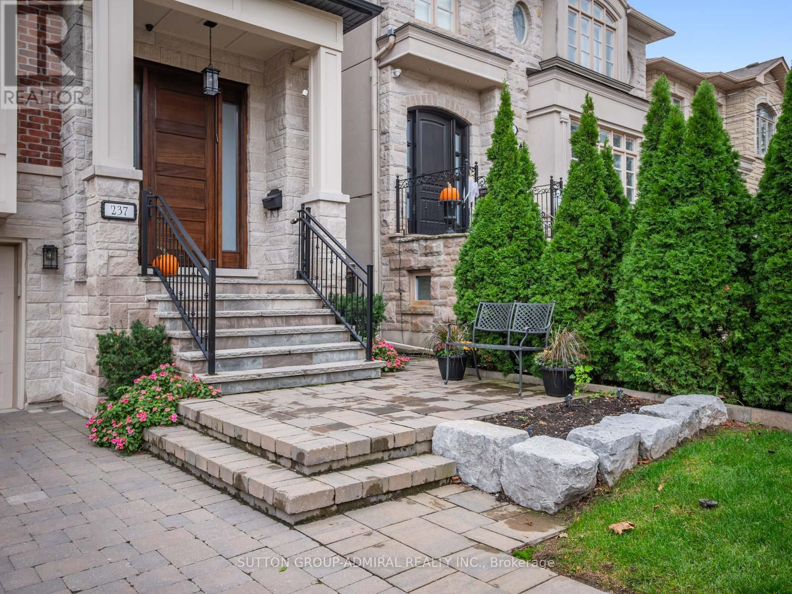 237 Joicey Boulevard, Toronto (Bedford Park-Nortown), Ontario  M5M 2V6 - Photo 2 - C12483160
