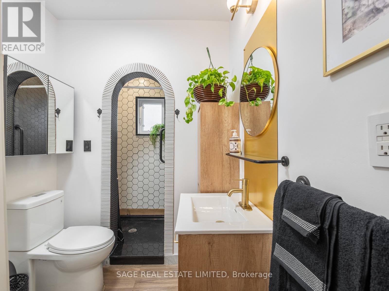 19 Savoy Avenue, Toronto, Ontario  M4C 2X4 - Photo 21 - E12483213