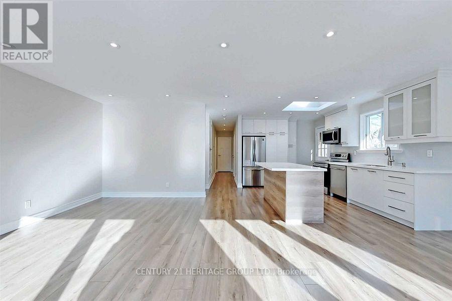 Main - 765 Greenfield Crescent, Newmarket, Ontario  L3Y 3B2 - Photo 4 - N12483142