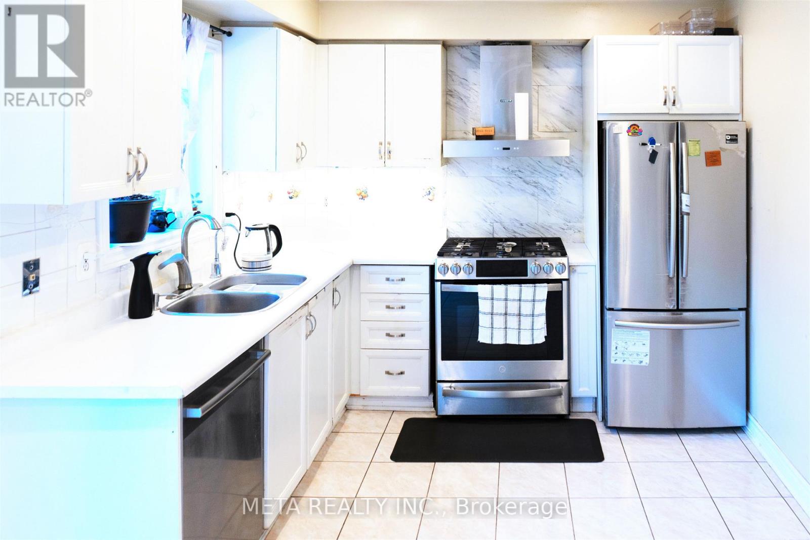 108 Lent Crescent, Brampton, Ontario  L6Y 4X7 - Photo 7 - W12480688