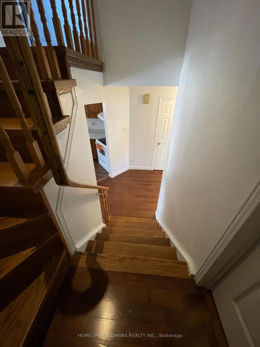 1016 Lucerne Crescent, Mississauga (Creditview), Ontario  L5C 3Y6 - Photo 2 - W12483123