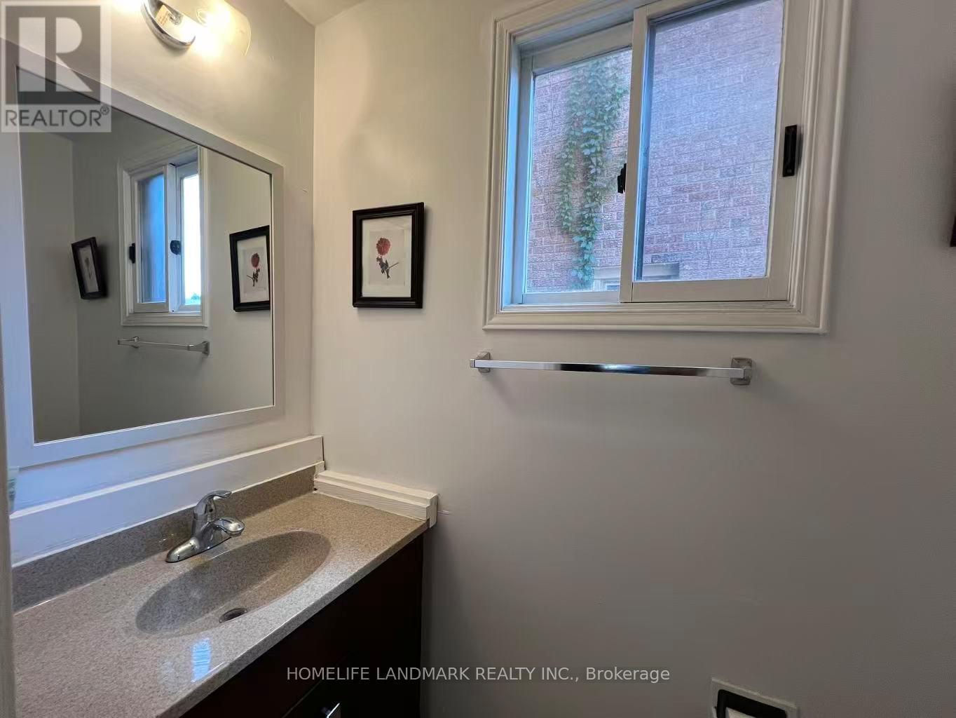 1016 Lucerne Crescent, Mississauga (Creditview), Ontario  L5C 3Y6 - Photo 3 - W12483123