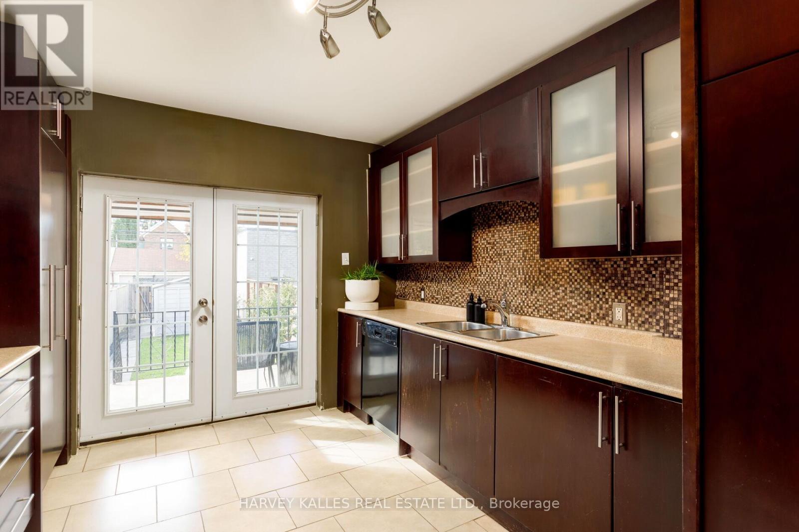 380a Westmoreland Avenue, Toronto, Ontario  M6H 3A7 - Photo 13 - W12483185