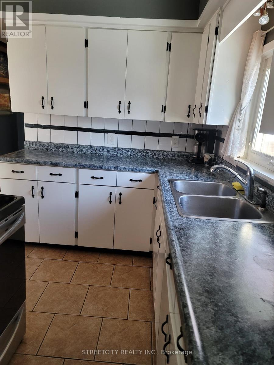 156 Maple Street, West Elgin, Ontario  N0L 2C0 - Photo 7 - X12442240