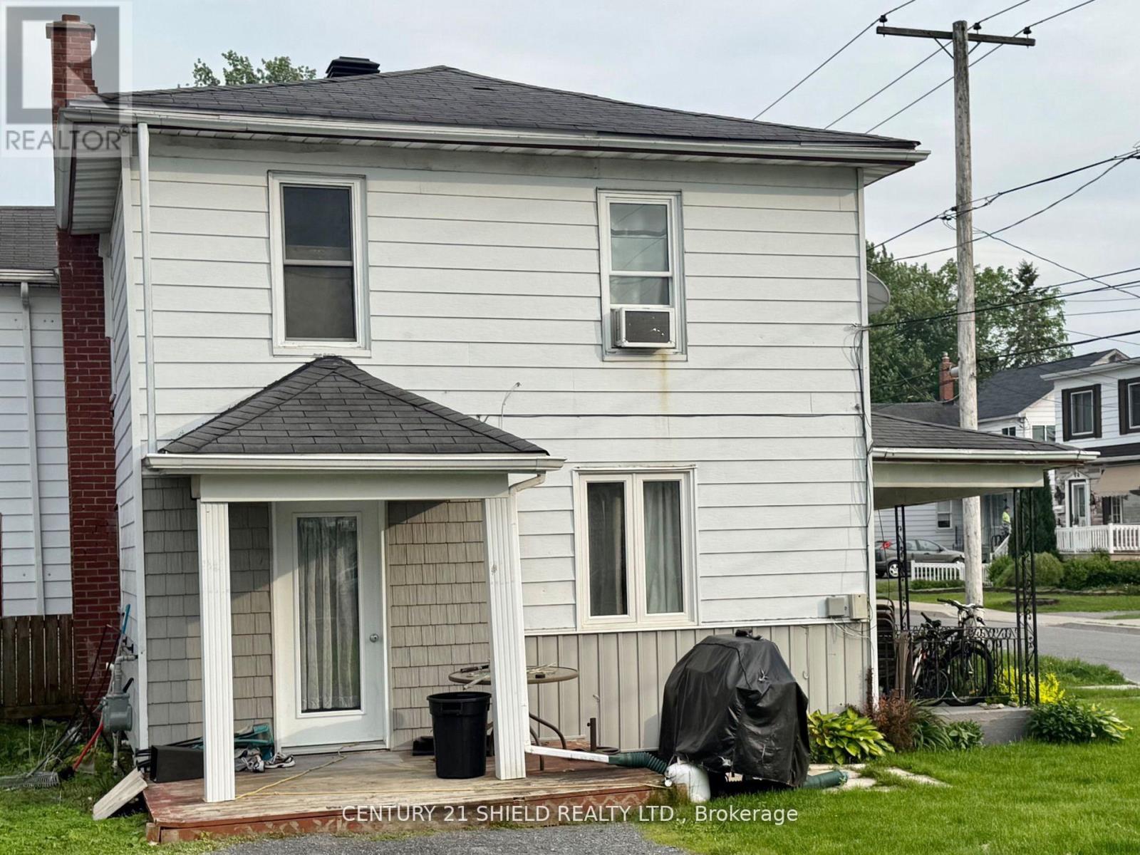 647 Gloucester Street N, Cornwall, Ontario K6H 3X7 - Photo 3 - X12483260