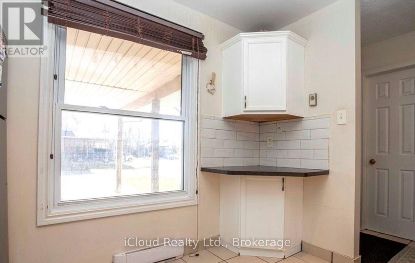 160 Conway Drive, London South, Ontario  N6E 3M5 - Photo 3 - X12483176