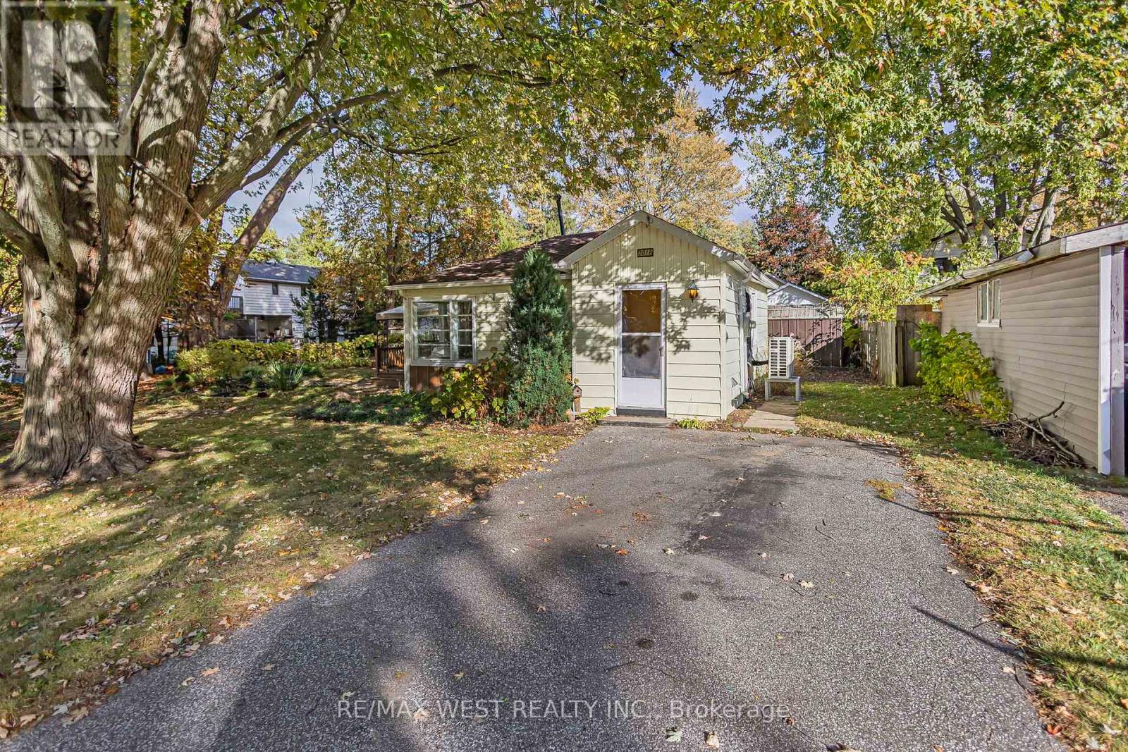 2018 YONGE STREET, Sarnia, Ontario