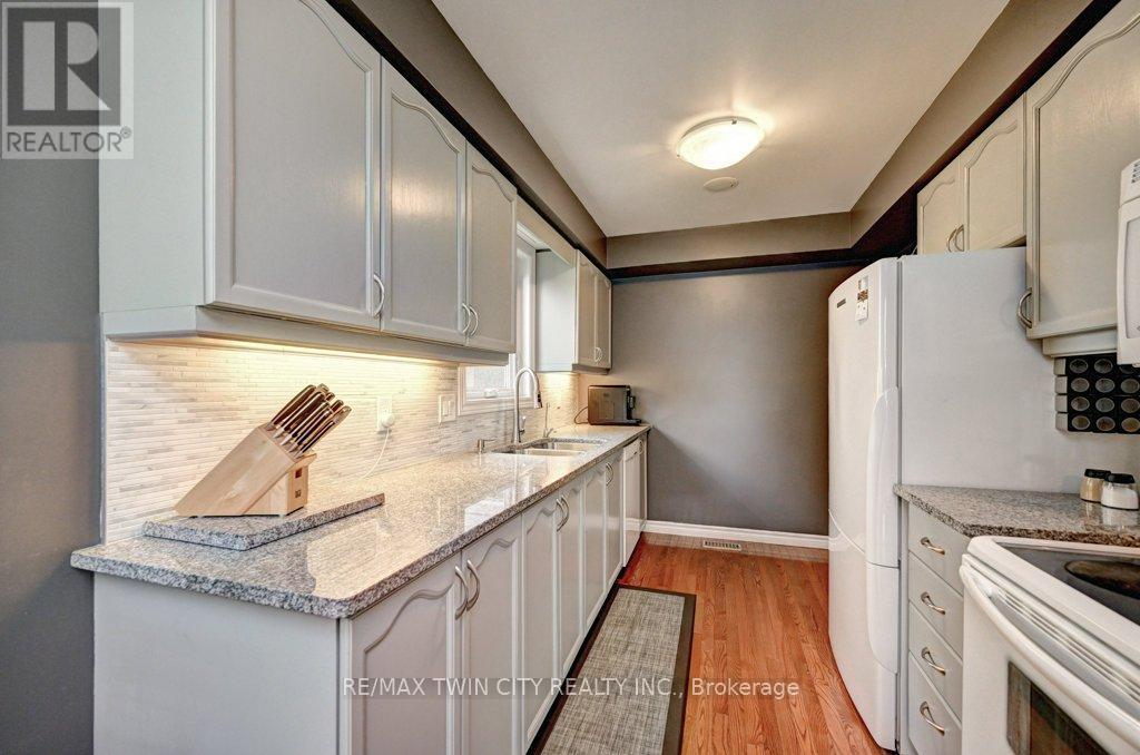 347 Bushview Crescent, Waterloo, Ontario  N2V 2A6 - Photo 11 - X12483216