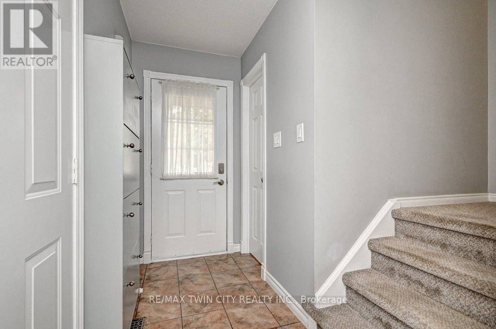 347 Bushview Crescent, Waterloo, Ontario  N2V 2A6 - Photo 4 - X12483216