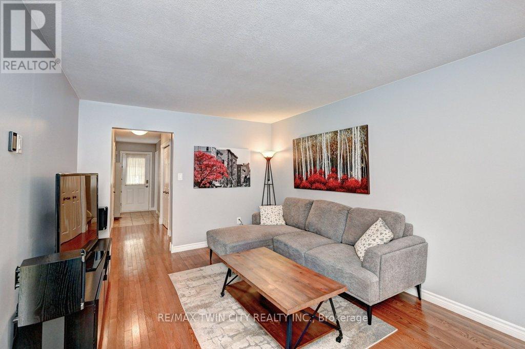 347 Bushview Crescent, Waterloo, Ontario  N2V 2A6 - Photo 7 - X12483216