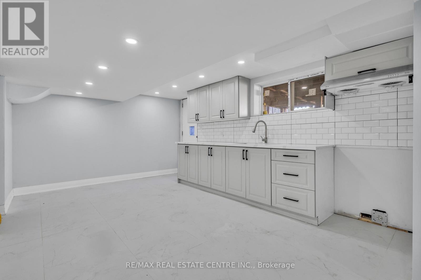 84 Avalon Place, Kitchener, Ontario  N2M 4N7 - Photo 25 - X12483227