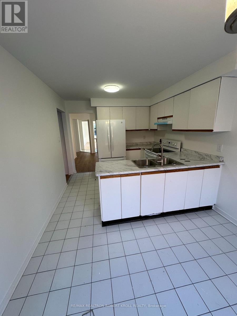 27 Thornbury Circle, Vaughan (Crestwood-Springfarm-Yorkhill), Ontario  L4J 5C1 - Photo 3 - N12476506