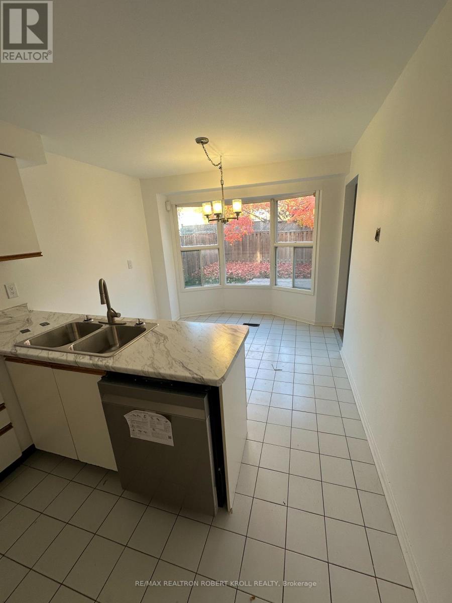 27 Thornbury Circle, Vaughan (Crestwood-Springfarm-Yorkhill), Ontario  L4J 5C1 - Photo 4 - N12476506