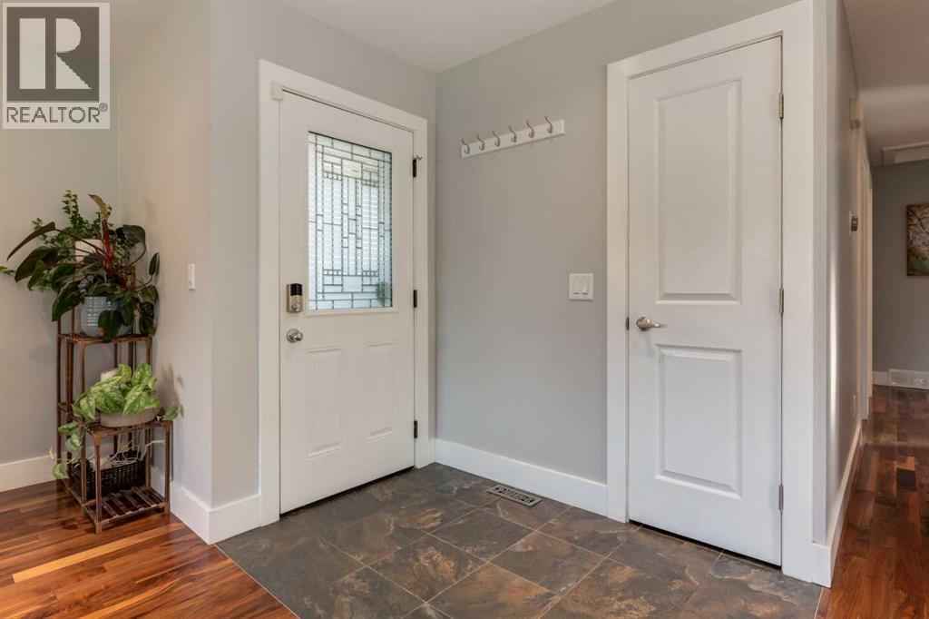 32 Calandar Road Nw, Calgary, Alberta  T2L 0P6 - Photo 2 - A2264826