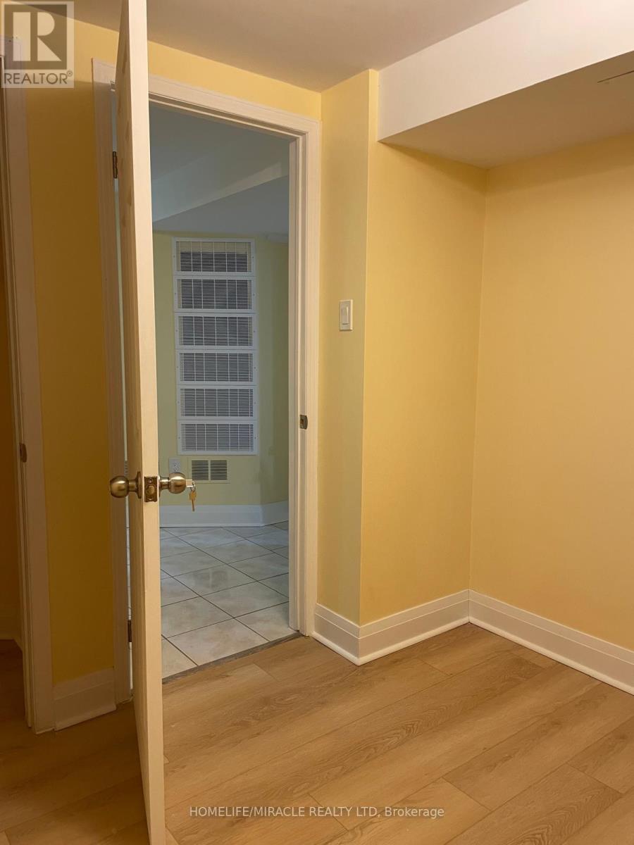 67 Shalom Crescent, Toronto (West Humber-Clairville), Ontario  M9V 4J3 - Photo 12 - W12477341