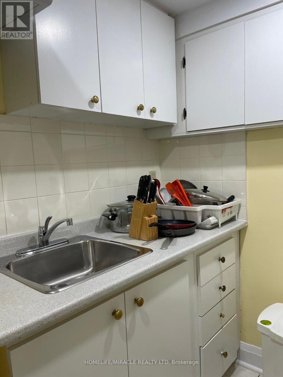 67 Shalom Crescent, Toronto (West Humber-Clairville), Ontario  M9V 4J3 - Photo 10 - W12477341
